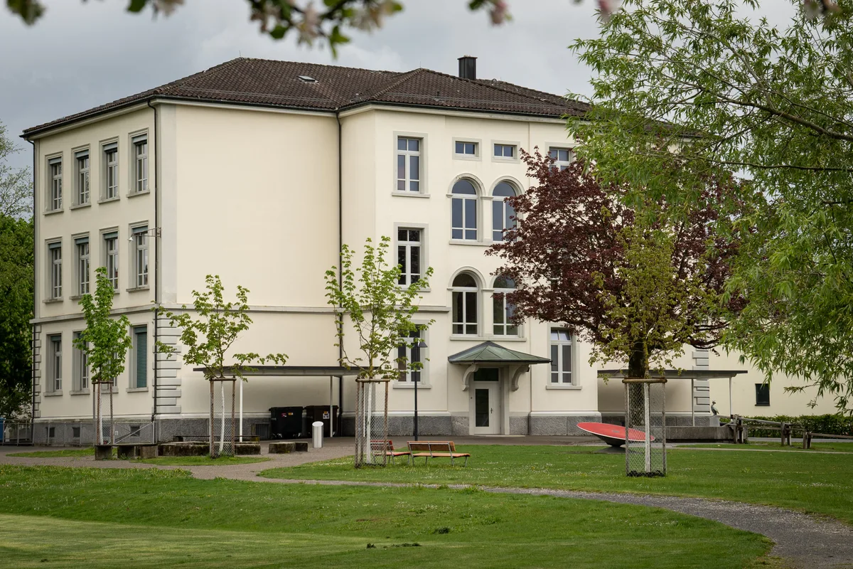 Lehrer Daniel Brunner erlebt im Schulhaus in Pfäffikon vier schöne Jahre. Das fünfte wurde dagegen zur Qual. Das Schulhaus Obermatt in Pfäffikon.